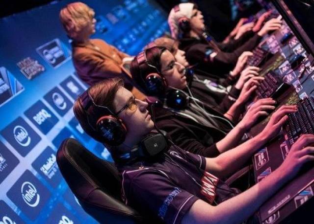 居功至伟！福克斯怒砍31分5篮板5助攻，下半场22分